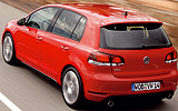 Volkswagen Golf GTI. Modelo 2009. 5 puertas. Imagen. Exterior. Lateral posterior cenital. Coche en movimiento. Carretera. Rojo.