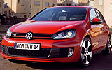 Volkswagen Golf GTI. Modelo 2009. 5 puertas. Imagen. Exterior. Lateral. Coche parado. Carretera. Llantas de aleaci�n ligera de 18 pulgadas �Detroit�. Faros encendidos. Rojo.