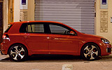 Volkswagen Golf GTI. Modelo 2009. 5 puertas. Imagen. Exterior. Lateral. Coche parado. Carretera. Llantas de aleaci�n ligera de 18 pulgadas �Detroit�. Rojo.