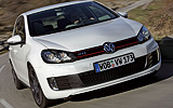 Volkswagen Golf GTI. Modelo 2009. 5 puertas. Imagen. Exterior. Lateral frontal. Coche en movimiento. Carretera. Blanco.
