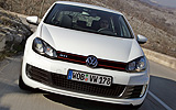 Volkswagen Golf GTI. Modelo 2009. 5 puertas. Imagen. Exterior. Frontal. Coche en movimiento. Carretera. Blanco.