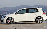 Volkswagen Golf GTI. Modelo 2009. 5 puertas. Imagen. Exterior. Lateral. Coche parado. Carretera. Blanco.