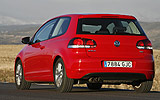 Volkswagen Golf. Modelo 2009. 3 puertas. Imagen. Exterior. Posterior lateral. Coche parado. Rojo.