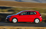Volkswagen Golf. Modelo 2009. 3 puertas. Imagen. Exterior. Lateral. Movimiento. Rojo.