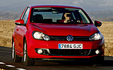 Volkswagen Golf. Modelo 2009. 3 puertas. Imagen. Exterior. Frontal lateral. Coche parado. Rojo.