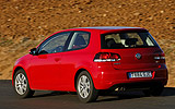 Volkswagen Golf. Modelo 2009. 3 puertas. Imagen. Exterior. Posterior lateral. Movimiento. Rojo.