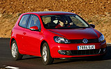 Volkswagen Golf. Modelo 2009. 3 puertas. Imagen. Exterior. Frontal lateral. Movimiento. Rojo.