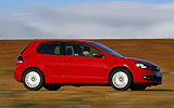 Volkswagen Golf. Modelo 2009. 3 puertas. Imagen. Exterior. Lateral derecho. Movimiento. Rojo.