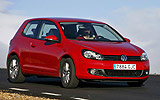 Volkswagen Golf. Modelo 2009. 3 puertas. Imagen. Exterior. Frontal lateral derecho. Movimiento. Rojo.
