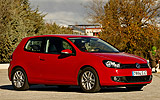 Volkswagen Golf. Modelo 2009. 3 puertas. Imagen. Exterior. Lateral frontal. Coche parado. Rojo.