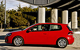 Volkswagen Golf. Modelo 2009. 3 puertas. Imagen. Exterior. Lateral izquierdo. Coche parado. Rojo.