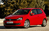Volkswagen Golf. Modelo 2009. 3 puertas. Imagen. Exterior. Lateral izquierdo frontal. Coche parado. Rojo.