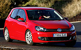 Volkswagen Golf. Modelo 2009. 3 puertas. Imagen. Exterior. Frontal lateral. Movimiento. Curva. Rojo.