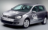 Volkswagen Golf. Modelo 2009. Bluemotion. Imagen. Exterior. Frontal lateral cenital. Coche parado. Estudio. Gris.