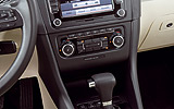 Volkswagen Golf. Modelo 2009. Imagen. Interior. Consola central. Navegador. Climatizador. Cambio autom�tico DSG.