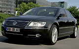 Volkswagen Phaeton. Modelo 2009. Imagen. Exterior. Frontal lateral. Coche en movimiento. Carretera. Negro.