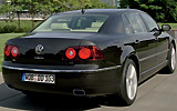 Volkswagen Phaeton. Modelo 2009. Imagen. Exterior. Posterior lateral. Coche en movimiento. Carretera. Negro.