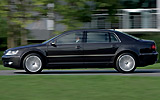 Volkswagen Phaeton. Modelo 2009. Imagen. Exterior. Lateral. Coche en movimiento. Carretera. Negro.