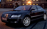 Volkswagen Phaeton. Modelo 2009. Imagen. Exterior. Frontal lateral. Coche parado. Carretera. Negro.