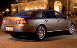 Volkswagen Phaeton. Modelo 2009. Imagen. Exterior. Posterior lateral. Coche parado. Carretera. Marr�n.