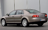 Volkswagen Phaeton. Modelo 2009. Imagen. Exterior. Lateral posterior. Coche parado. Carretera. Marr�n.