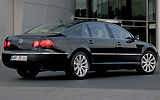 Volkswagen Phaeton. Modelo 2009. Imagen. Exterior. Posterior lateral. Coche parado. Carretera. Negro.