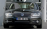 Volkswagen Phaeton. Modelo 2009. Imagen. Exterior. Frontal. Coche parado. Carretera. Negro.