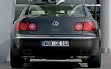 Volkswagen Phaeton. Modelo 2009. Imagen. Exterior. Posterior. Coche parado. Carretera. Negro.