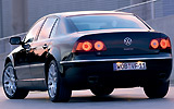 Volkswagen Phaeton. Modelo 2009. Imagen. Exterior. Lateral posterior. Coche parado. Carretera. Negro.