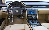 Volkswagen Phaeton. Modelo 2007. Imagen. Interior. Salpicadero. Mandos en el volante. Navegador. Palanca de cambios autom�tica.