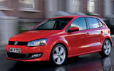 Volkswagen Polo. Modelo 2009. Imagen. Exterior. Frontal lateral. Coche en movimiento. Carretera. Rojo.