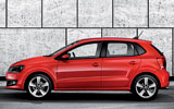 Volkswagen Polo. Modelo 2009. Imagen. Exterior. Lateral. Coche parado. Carretera. Rojo.