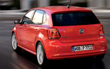 Volkswagen Polo. Modelo 2009. Imagen. Exterior. Lateral posterior. Coche en movimiento. Carretera. Rojo.