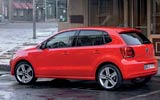 Volkswagen Polo. Modelo 2009. Imagen. Exterior. Lateral posterior. Coche parado. Carretera. Rojo.