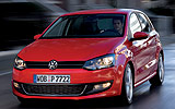 Volkswagen Polo. Modelo 2009. Imagen. Exterior. Frontal. Coche en movimiento. Carretera. Luces faros y antiniebla en on. Rojo.