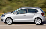 Volkswagen Polo. Modelo 2009. Imagen. Exterior. Lateral. Coche en movimiento. Carretera. Gris.
