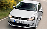 Volkswagen Polo. Modelo 2009. Imagen. Exterior. Frontal cenital. Coche en movimiento. Carretera. Luces faros encendidos. Gris.