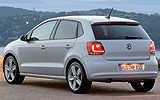 Volkswagen Polo. Modelo 2009. Imagen. Exterior. Lateral posterior. Coche parado. Carretera. Luces pilotos encendidos. Gris.