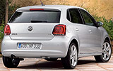 Volkswagen Polo. Modelo 2009. Imagen. Exterior. Posterior lateral. Coche parado. Carretera. Gris.