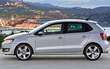 Volkswagen Polo. Modelo 2009. Imagen. Exterior. Lateral. Coche parado. Carretera. Gris.