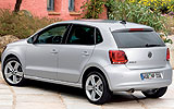 Volkswagen Polo. Modelo 2009. Imagen. Exterior. Lateral posterior. Coche parado. Carretera. Gris.
