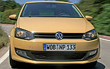 Volkswagen Polo. Modelo 2009. Imagen. Exterior. Frontal. Coche en movimiento. Carretera. Amarillo.