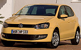 Volkswagen Polo. Modelo 2009. Imagen. Exterior. Frontal lateral. Coche parado. Carretera. Amarillo.