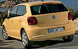 Volkswagen Polo. Modelo 2009. Imagen. Exterior. Lateral posterior. Coche parado. Carretera. Amarillo.