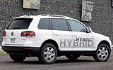 Volkswagen Touareg Hybrid. Prototipo 2009. Imagen. Exterior. Posterior lateral. Coche parado. Carretera. Blanco.