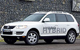 Volkswagen Touareg Hybrid. Prototipo 2009. Imagen. Exterior. Frontal lateral. Coche parado. Carretera. Blanco.