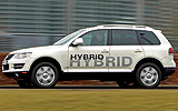 Volkswagen Touareg Hybrid. Prototipo 2009. Imagen. Exterior. Lateral. Coche en movimiento. Carretera. Blanco.