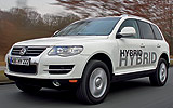 Volkswagen Touareg Hybrid. Prototipo 2009. Imagen. Exterior. Frontal lateral. Coche en movimiento. Carretera. Blanco.