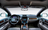 Volkswagen Touareg Hybrid. Prototipo 2009. Imagen. Interior. Salpicadero. Volante. Consola central. Navegador. Palanca de cambios autom�tica.