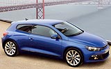 Volkswagen Scirocco. Modelo 2008. Imagen exterior. Lateral cenital. Coche parado. Carretera. Azul Intenso Metalizado.